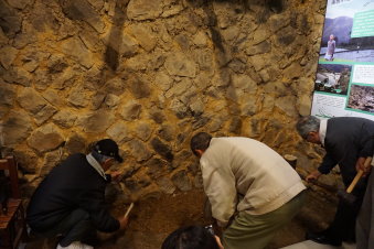 王牌解說員蕭春益農友介紹在貢寮仍在使用保存的農具（圖 / 許曉華） 