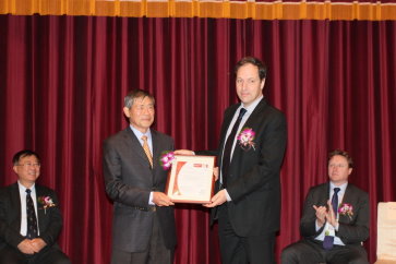 新竹縣正昌製材有限公司梁董事長兆清（中左）從第三方驗證公司大中華地區總監Hubert de Bonafos先生（中右）手中接領台灣第一張國際FSCTM森林管理驗證標準證書。本會陳主任委員保基（左1）與國際森林認證組織FSCTM亞太地區總監Alistair Monument先生（右1）親臨觀禮。