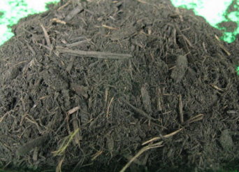 圖 1 　含禽畜糞之堆肥樣品（左為腐熟商品，右為部分腐熟商品） 