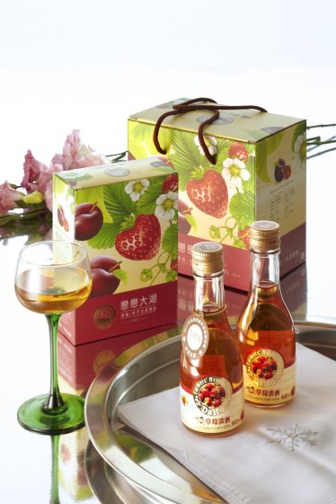 戀戀大湖─草莓淡酒,琥珀色澤,濃濃的草莓果香,甜中點酸,冰鎮飲用,風味更好,是仕女們的最愛。(警語開車不喝酒,喝酒不開車)  戀戀大湖─草莓淡酒,琥珀色澤,濃濃的草莓果香,甜中點酸,冰鎮飲用,風味更好,是仕女們的最愛。(警語開車不喝酒,喝酒不開車)