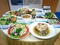 圖 2 　長官及貴賓合影齊揭貢寮九孔鮑魚祭活動