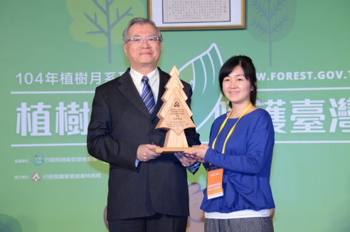林務局李桃生局長（左）頒發結合社區加強森林保護工作計畫績優社區獎項 