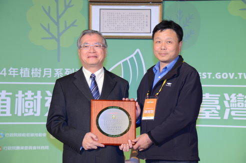 林務局李桃生局長(左)與傑出森林護管員陳開明(右)合影  林務局李桃生局長(左)與傑出森林護管員陳開明(右)合影