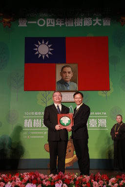 林務局李桃生局長（左）頒發推動生命教育楷模團隊給慈心有機農業發展基金會蘇慕容執行長（右） 