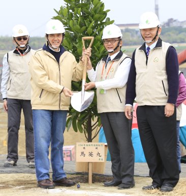 馬總統於專用植樹鏟上簽名留念並贈送給林務局楊宏志副局長（右 2 ） 