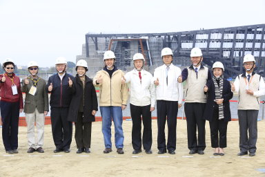 馬總統於植樹後與貴賓合影留念  馬總統於植樹後與貴賓合影留念