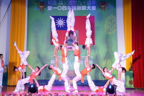 臺灣戲曲學院「旌旗舞動」震撼揭開 104 年植樹節大會序幕  臺灣戲曲學院「旌旗舞動」震撼揭開 104 年植樹節大會序幕