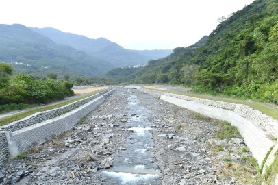 就地取材營造多孔隙棲地友善環境  就地取材營造多孔隙棲地友善環境