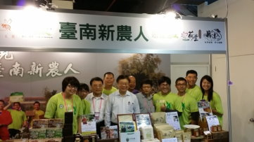 農委會陳主任委員保基於蘭創館內與臺南新農人合影  農委會陳主任委員保基於蘭創館內與臺南新農人合影