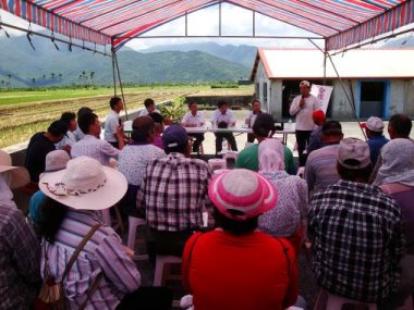 萬中興班長於水稻栽培技術示範觀摩會場合分享水稻栽培心得 