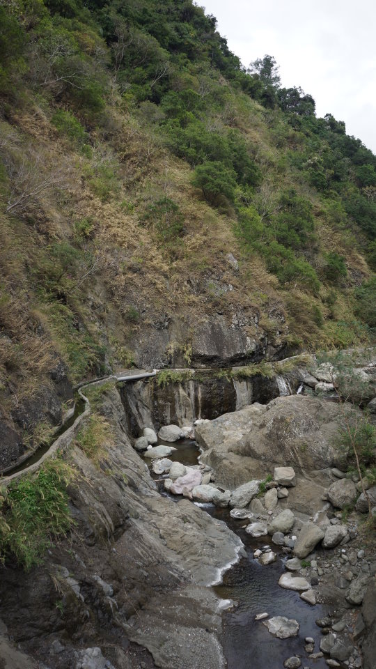 沿著岩壁開鑿的水圳 
