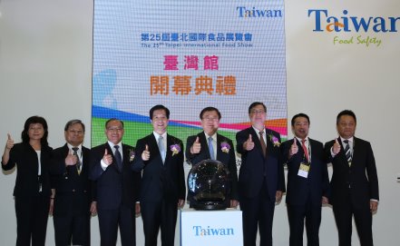 陳主任委員保基（左 5 ）邀請行政院葉欣誠政務委員（左 4 ）、貴賓及產業代表齊聲喊讚！ 