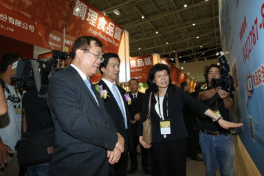 行政院食品安全辦公室蔡淑貞副主任（右 1 ）向行政院葉欣誠政務委員（右 2 ）與行政院農委會陳保基主委（左 1 ）介紹食安專區 