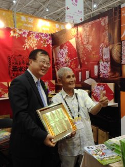 陳主任委員（左）與崑濱伯（右）合影，推薦臺灣優質米產品 