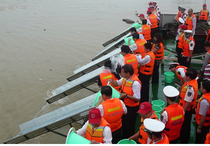 閩江進行魚苗放流活動 （圖 / 劉家禎 攝） 