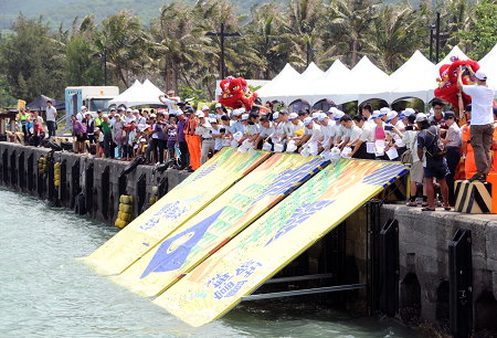 沙志一副主任委員與貴賓一同進行放流活動 （圖 / 施玉惠 攝） 