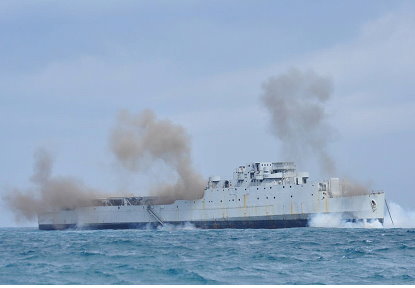 中正艦海上爆破 （圖 / 漁業署 提供） 