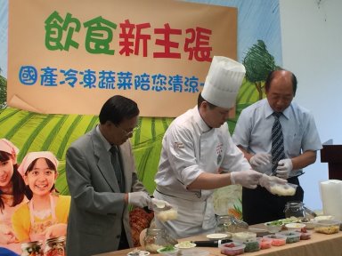 臺北海洋技術學院符聖憶助理教授（中）指導農委會陳副主任委員文德（左）及農糧署李署長蒼郎（右）製作「五彩罐沙拉」 