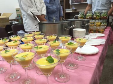 以冷凍蔬菜製成「薄荷玉米冷湯」，風味清甜，炎夏飲用，冰涼又消暑 