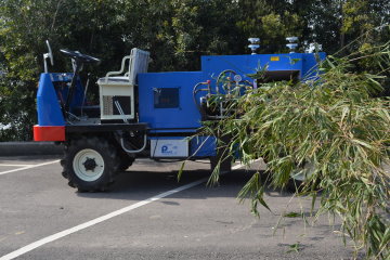 桃改型自走式綠竹殘枝粉碎機可輕鬆移動至作業區 