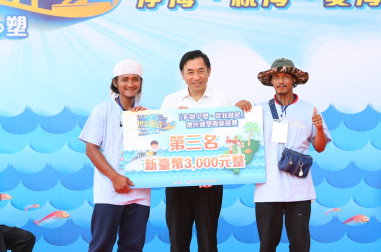 圖 5 　趣味競賽─水試所陳君如所長（中）頒獎 