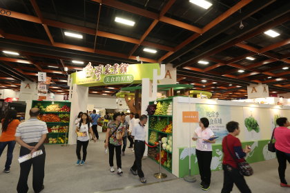 台灣農業館入口的蔬果牆是許多人拍照或自拍的焦點 