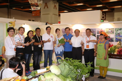 馬總統、農委會陳保基主委、張致盛處長與青年農民、田媽媽班員，共同推薦農村好食材！ 