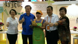 陳保基主委、張致盛處長與田媽媽金益田園美食坊二代青年林鈴雅班員（中）合影 