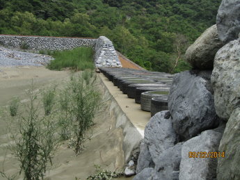 溢洪口以高強度混凝土加廢輪胎保護 