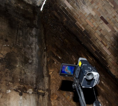 圖 1. 紅外線熱像儀( NEC R300 )架設於霜毛蝠棲息棲所情形。(攝影 / 張育誠) 圖 1. 紅外線熱像儀( NEC R300 )架設於霜毛蝠棲息棲所情形。(攝影 / 張育誠)