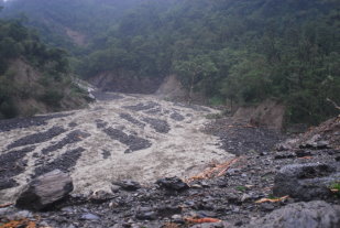 圖 2 扇平一號橋及後方扇平溪淤積狀況 圖 2 扇平一號橋及後方扇平溪淤積狀況