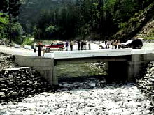 圖 5 　扇平溪一號橋沖毀情況（ 2009.12 ）及復建（ 2011.02 ） 