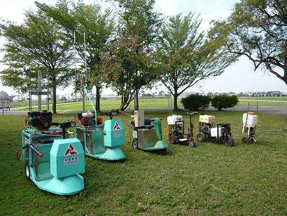 圖 1 　自走噴霧機具歷經多次機型改良，獲得目前機型的優異型能 