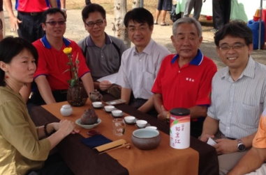 融合茶藝及客家文化元素的茶產業文化活動（左）、在地學童參與茶體驗讓茶產業文化向下扎根（右）。