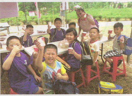 融合茶藝及客家文化元素的茶產業文化活動（左）、在地學童參與茶體驗讓茶產業文化向下扎根（右）。