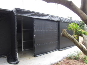 太平興隆社區荔枝示範園區內的田間冷鏈初級處理場（左）、農民將剛採收的荔枝鮮果進行摘果去枝葉整理（中）、農試所王怡玎博士協助荔枝果粒冷鏈處理技術說明（右）。