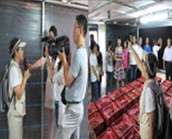 太平興隆社區荔枝示範園區內的田間冷鏈初級處理場（左）、農民將剛採收的荔枝鮮果進行摘果去枝葉整理（中）、農試所王怡玎博士協助荔枝果粒冷鏈處理技術說明（右）。