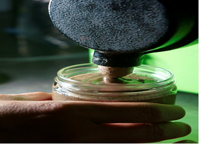 由黑金剛花生現磨製成的純花生醬，完全不含外來添加物。