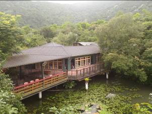 沒有遮蔽的開闊環境，坐下用餐即可一覽馬太鞍濕地美景。