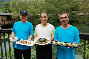 欣綠農園創作出美味的丹參、當歸、紅糯米與苦茶油料理。