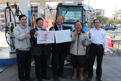 農糧署李署長蒼郎 ( 右 ) 與農民共同示範農機用油作業資訊化 
