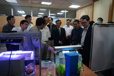 海洋大學黃沂訓副教授向審查委員解說觀賞魚模組缸之整合設計 
