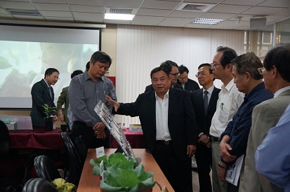 高雄師範大學王惠亮教授向審查委員解說液化澱粉芽孢桿菌 BACY 微生物植物保護劑之量產與商品化成果 