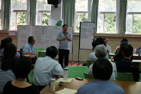 陳主任委員保基參與各組同仁的討論 