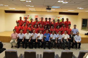 陳主任委員保基（前排左 6 ）和與會人員合影 