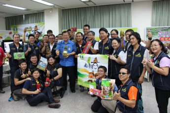 陳主任委員保基和座談會現場中彰投地區青年農民合影 